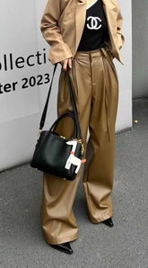 شنطة كتف سوداء أنيقة بتصميم عصري ودلايه حصان صغير - KSA